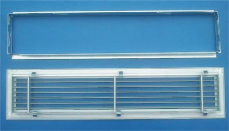 Stěnová mřížka Se skládá z obdelníkového rámu, do kterého je vložena pomocí rozpěrných trubek řada profilovaných lamel pod úhlem 15° nebo 0°. Může být i s montážním rámečkem.